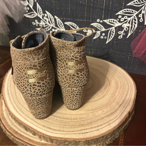 Tom Desert Wedge Booties in leopard print 
Size 8 - Picture 3 of 5